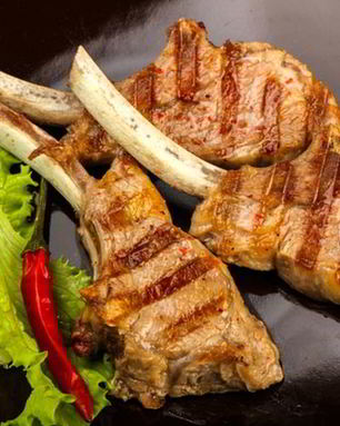 Бараний шашлык в маринаде с ржаным хлебом и лимоном