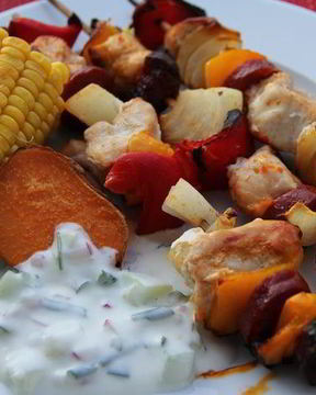 Куриные шашлычки с колбасками и овощами