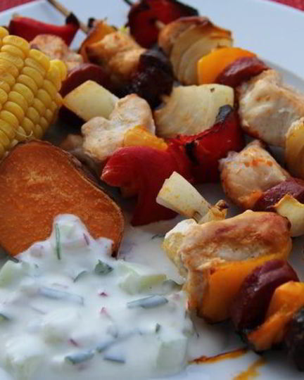 Рецепт куриных шашлычков с колбасками и овощами