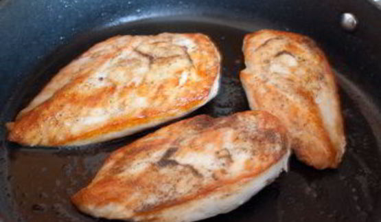 шашлычки с курицей, фетой и маринованными овощами