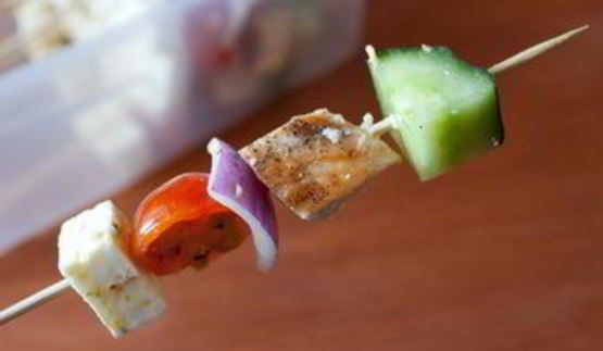 шашлычки с курицей, фетой и маринованными овощами