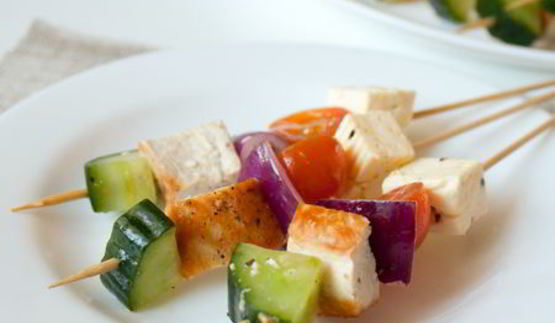 шашлычки с курицей, фетой и маринованными овощами