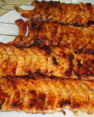 Шашлык из креветок на шпажках