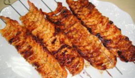 шашлык из креветок на шпажках