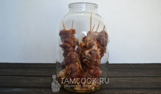 шашлык в духовке в банке на шпажках