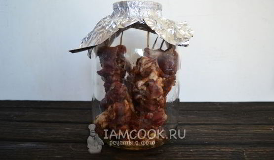 шашлык в духовке в банке на шпажках