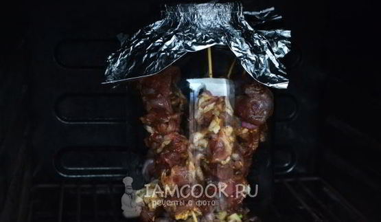 шашлык в духовке в банке на шпажках