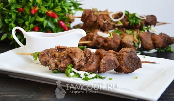 шашлык в духовке в банке на шпажках