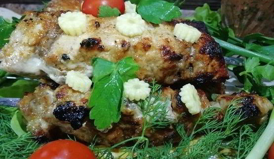 сочный шашлык из свинины на балконе