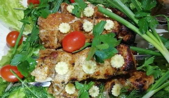 сочный шашлык из свинины на балконе