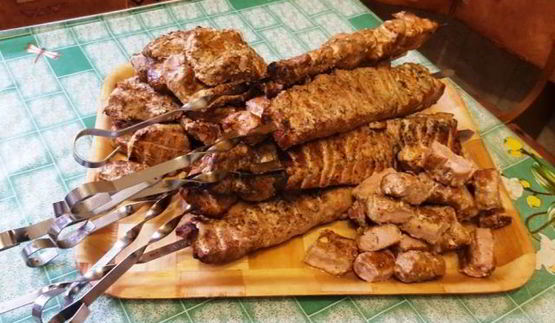 сочный шашлык из свинины на балконе