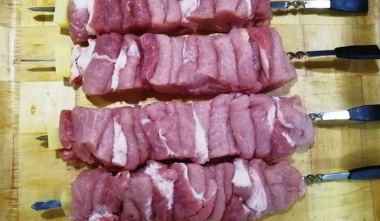 сочный шашлык из свинины на балконе
