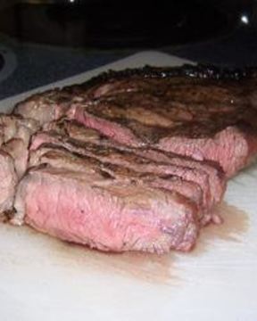 Говяжий стейк на гриле с чесноком, имбирем и апельсинами