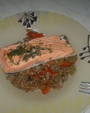 Гречетто с двумя видами перца , чесноком и соевым соусом и стейк лосося