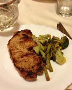 Маринованный стейк из свинины со спаржей