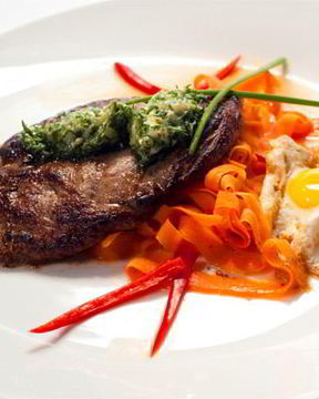 Минутный стейк со смайл-глазуньей