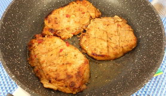 острые свиные стейки с мандариново-медовым соусом