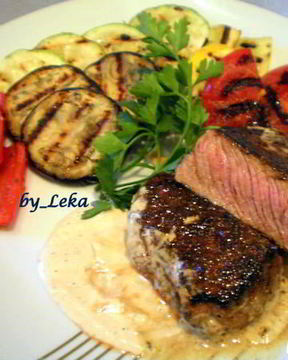 Перечный раундрамб-стейк с грилованными овощами