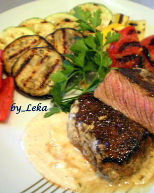 Перечный раундрамб-стейк с грилованными овощами