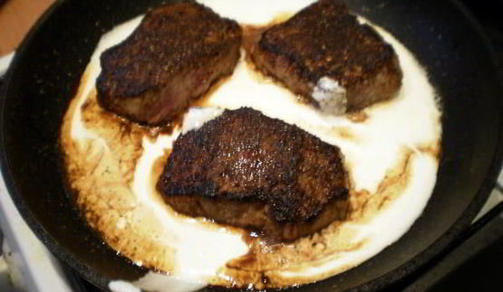 перечный раундрамб-стейк с грилованными овощами