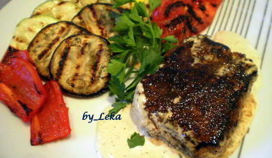 перечный раундрамб-стейк с грилованными овощами