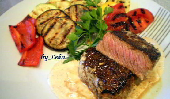 перечный раундрамб-стейк с грилованными овощами