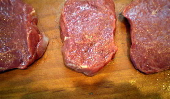 перечный раундрамб-стейк с грилованными овощами