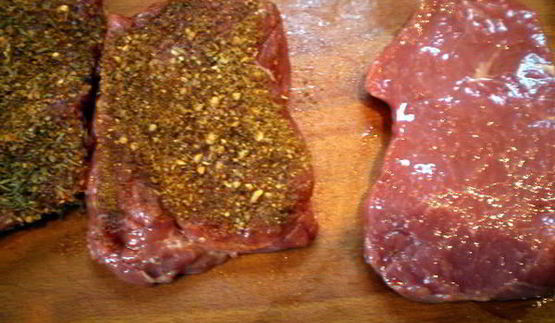 перечный раундрамб-стейк с грилованными овощами