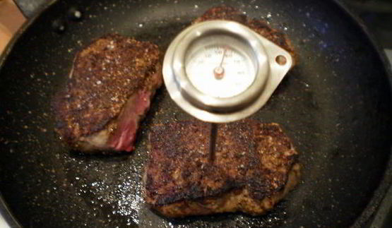 перечный раундрамб-стейк с грилованными овощами