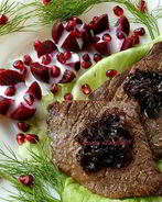 Поджаренные стейки с луковым вареньем и свеклой