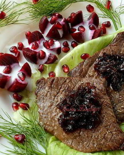 Рецепт поджаренных стейков с луковым вареньем и свеклой