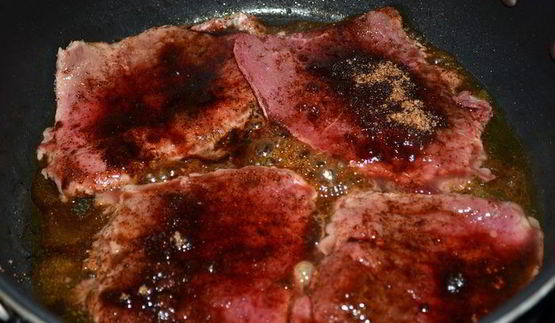 пряно-сладкие говяжьи стейки на сковороде