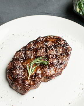 Рибай стейк с припущеным сливочным шпинатом