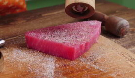 рыбный стейк из тунца