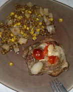 Стейк из бараньей шеи, запеченный в горшке и чечевица с кукурузой, сельдереем и чесноком