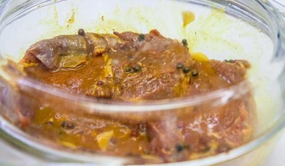 стейк из говядины с абрикосовыми дольками