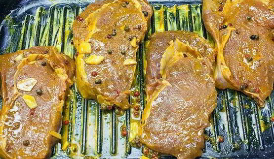 стейк из говядины с абрикосовыми дольками