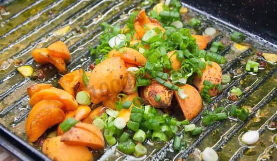 стейк из говядины с абрикосовыми дольками