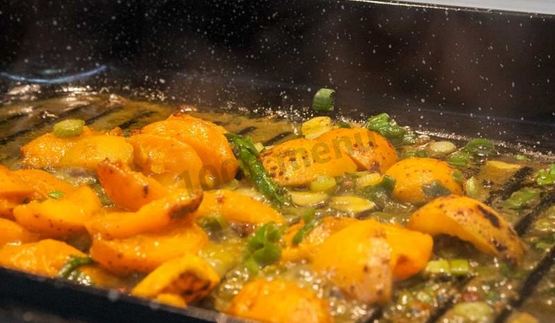 стейк из говядины с абрикосовыми дольками