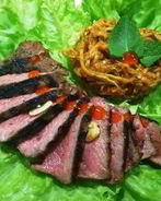 Стейк из говядины с лапшой из кабачка