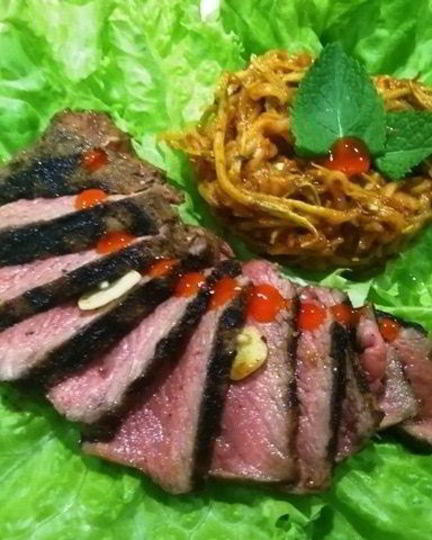 Рецепт стейка из говядины с лапшой из кабачка