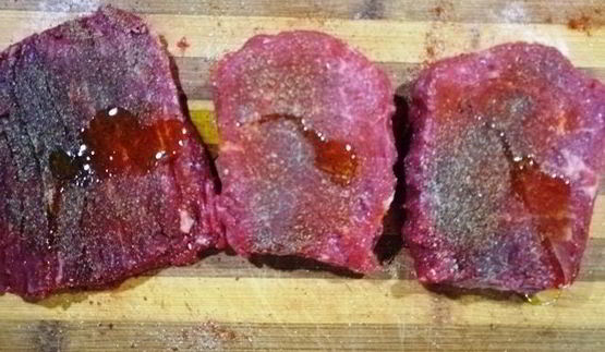 стейк из говядины с лапшой из кабачка