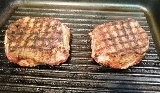 стейк из говядины с лапшой из кабачка