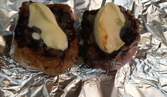 стейк из говядины с лапшой из кабачка