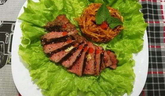 стейк из говядины с лапшой из кабачка