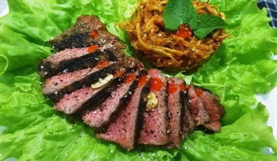 стейк из говядины с лапшой из кабачка