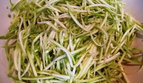 стейк из говядины с лапшой из кабачка