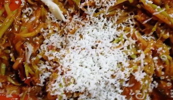 стейк из говядины с лапшой из кабачка