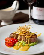 Стейк из говядины с тыквенным соусом и пюре из брокколи