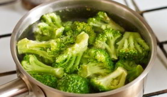 стейк из говядины с тыквенным соусом и пюре из брокколи